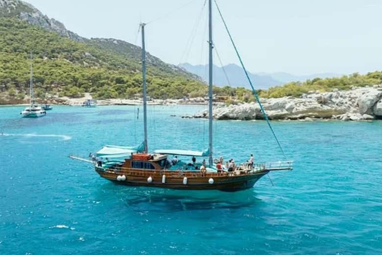 O barco navegando perto da costa
