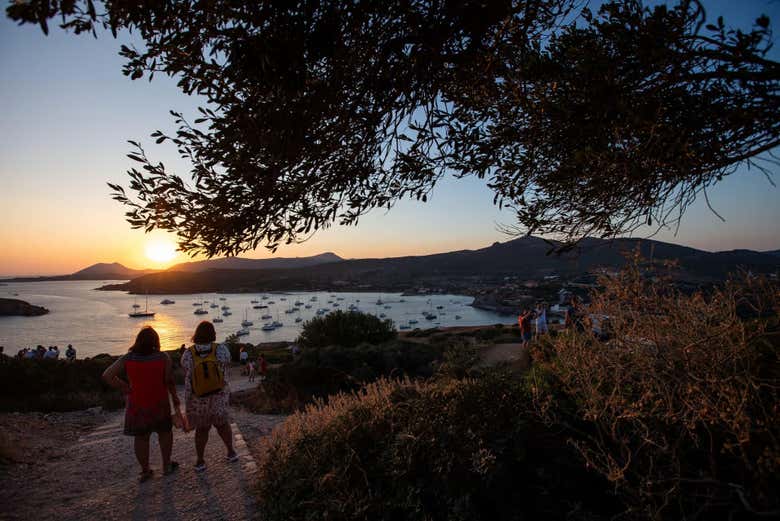 Contemplando el atardecer en el Cabo Sunión