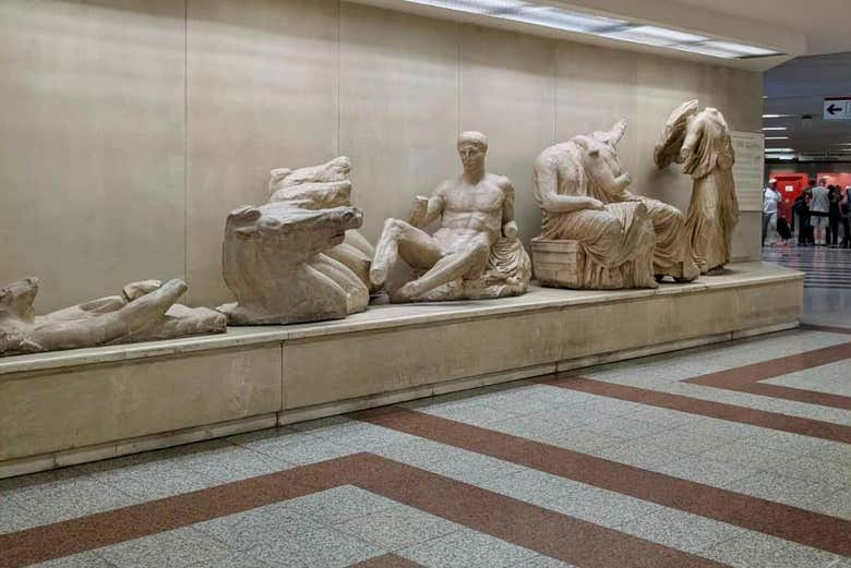 Esculturas expuestas en una estación 