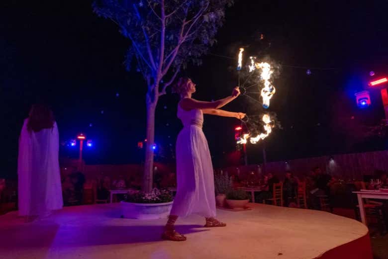 Admirando un impresionante número con fuego