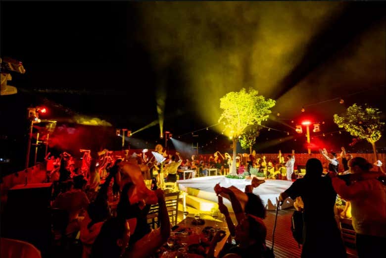 Viviendo la energía del espectáculo en Iera Polis Roof Garden