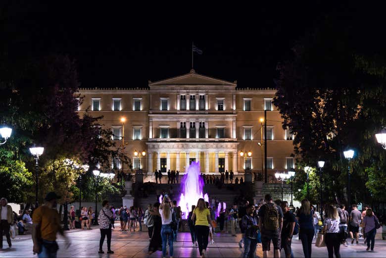 Fachada del Parlamento Griego iluminada