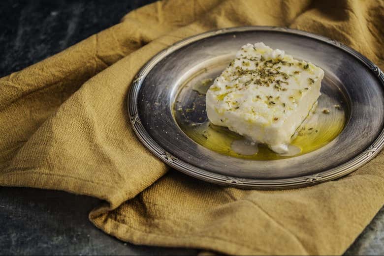 Queso feta con aceite de oliva y orégano