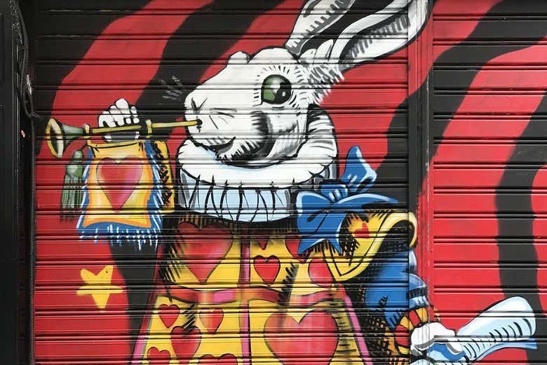 Encontraremos coloridos murales y grafitis