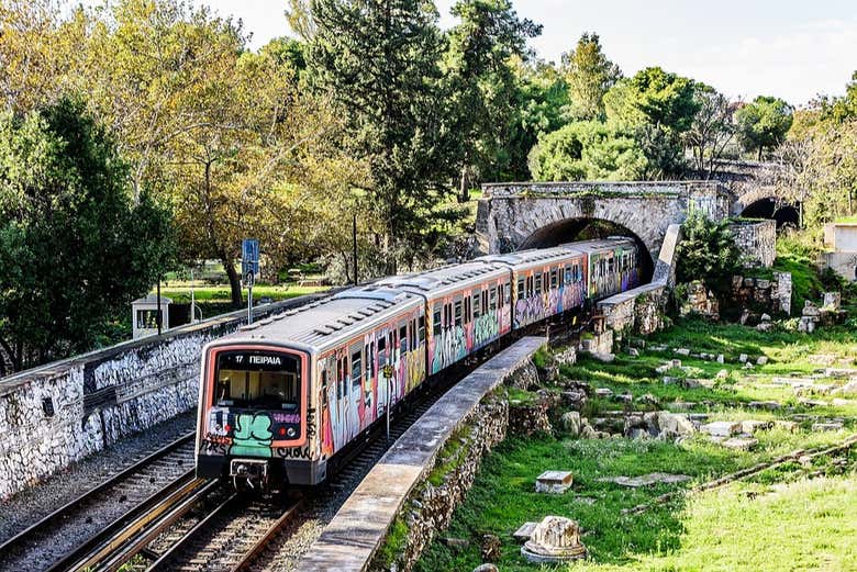 El metro de Atenas pintado con grafitis