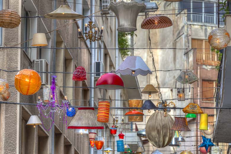 Calle Pittaki, una vía decorada con luces y arte urbano