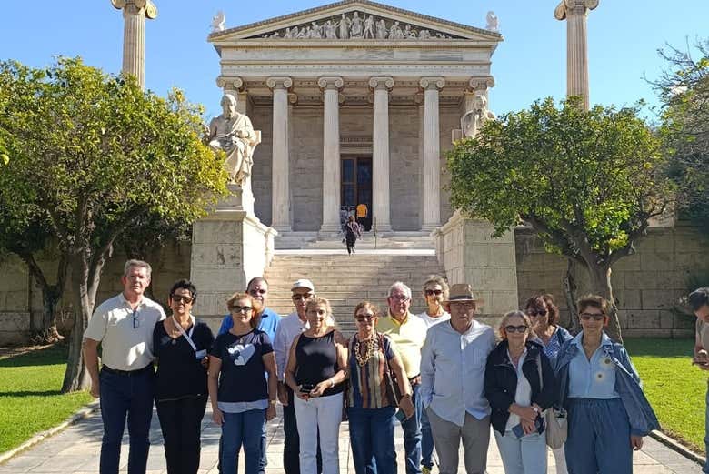Frente a la Biblioteca de Atenas