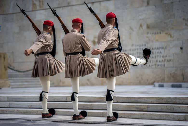 Le guardie Evzonesi nel Parlamento di Atene