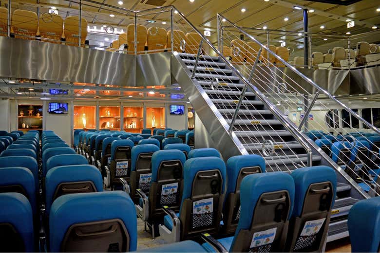 Relajaos en los amplios y confortables salones del barco
