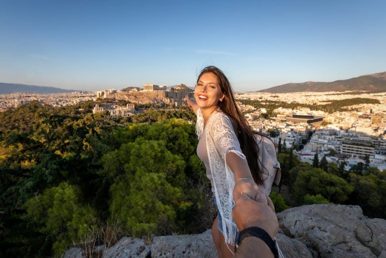 Tirando fotos em um dos melhores mirantes de Atenas