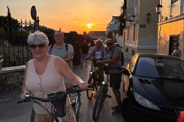 Desfrutando do tour de bicicleta por Atenas ao entardecer
