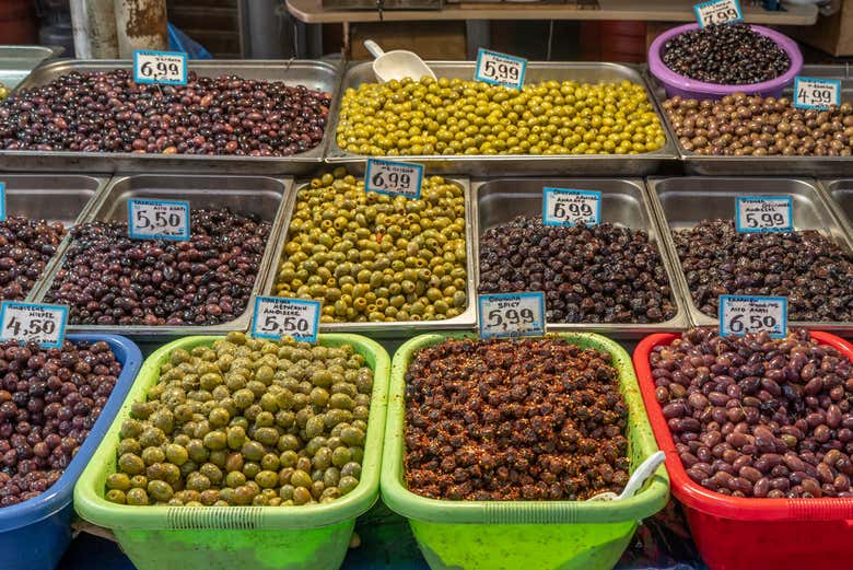 Una selezione di olive nel mercato di Atene