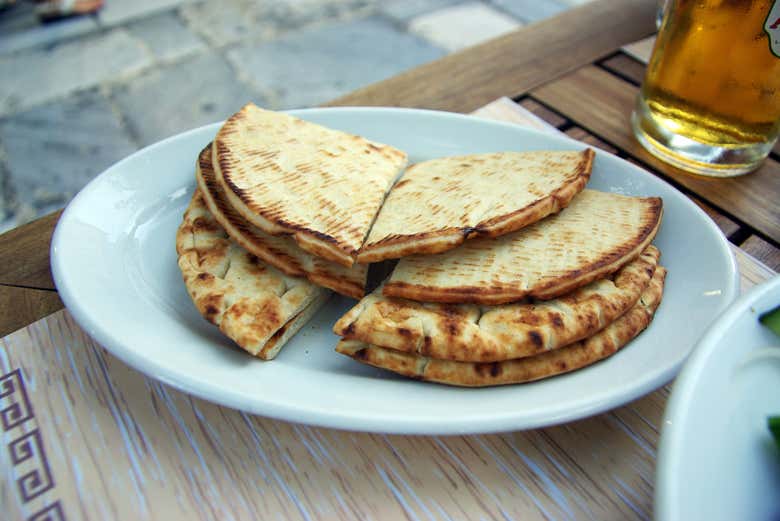 Un piatto con del delizioso pan pita