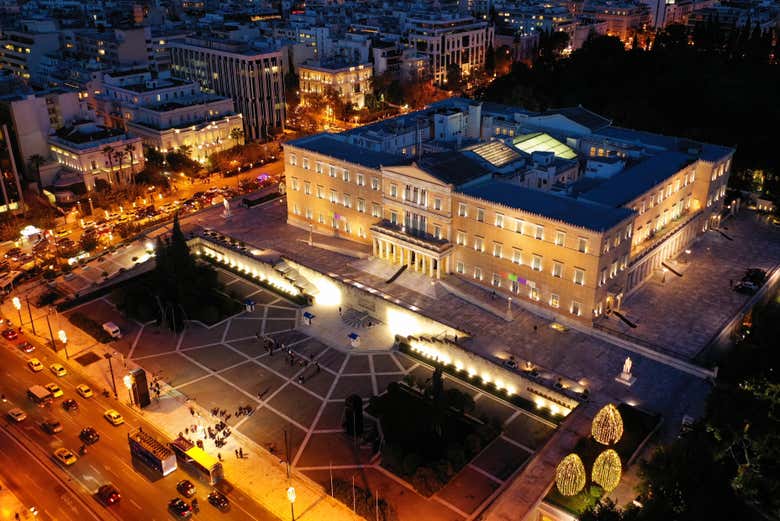 Vue aérienne sur le Parlement grec et de nuit
