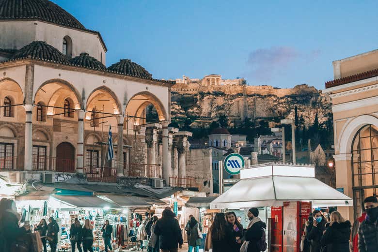 Praça Monastiraki ao entardecer