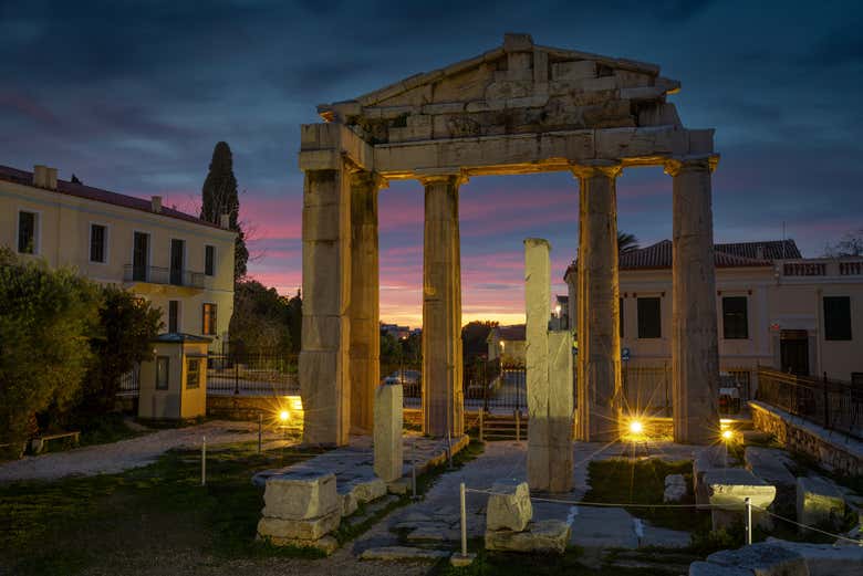 Puerta de Atenea por la noche