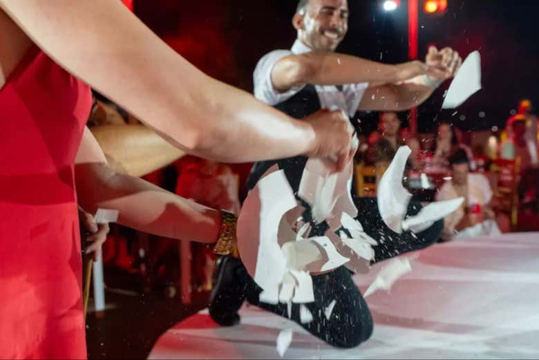 Rompiendo platos y disfrutando de una auténtica noche griega