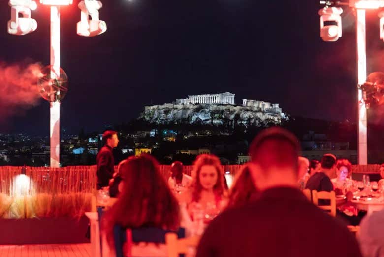 Disfrutando de la cena con vistas a la Acrópolis