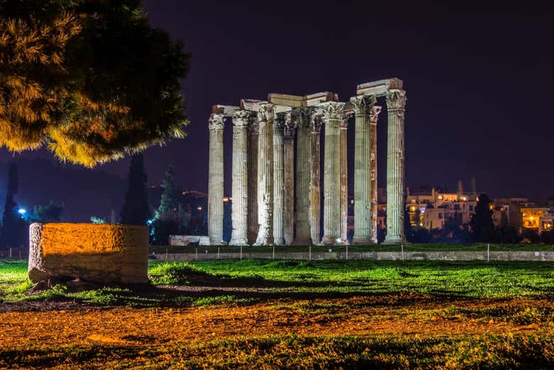 Le temple de Zeus à Athènes de nuit