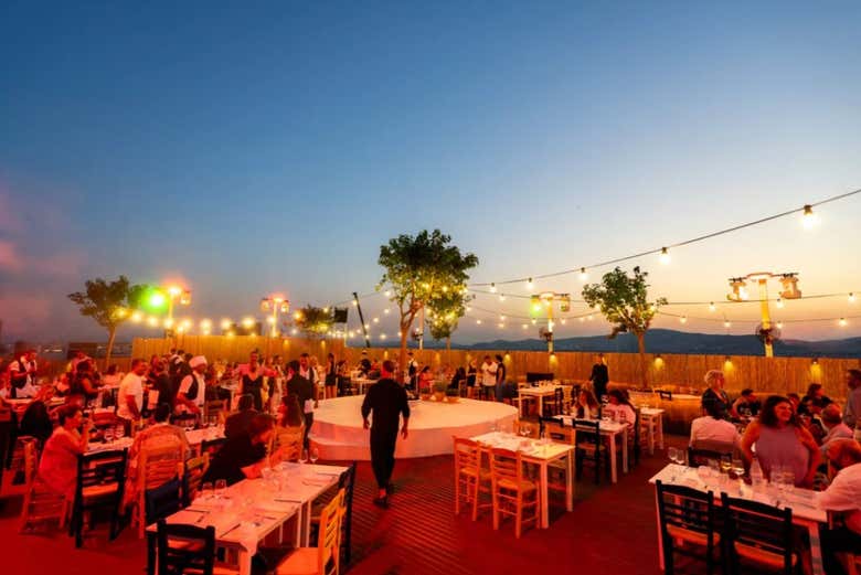 Todo listo para el espectáculo en Iera Polis Roof Garden