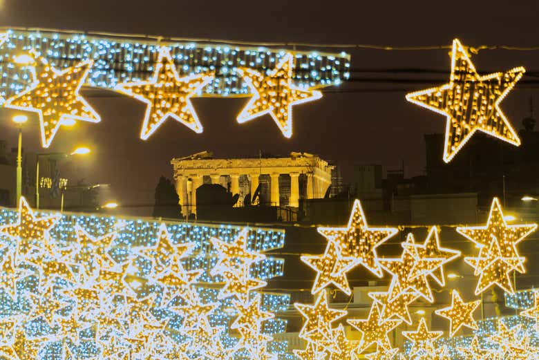 La Acrópolis vista entre la iluminación navideña