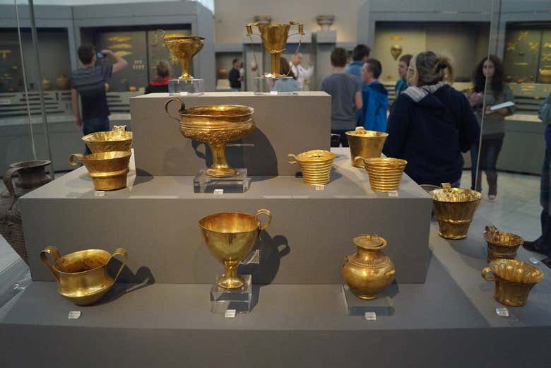 Vasijas de oro expuestas en el museo