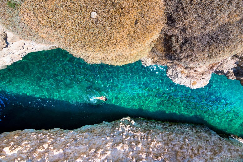 Vista aérea de las aguas de Milos