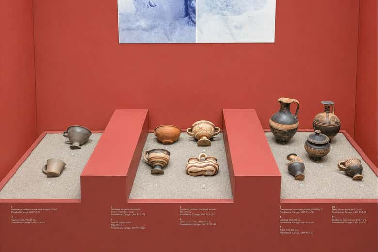 Vitrina con restos arqueológicos de la Antigua Grecia