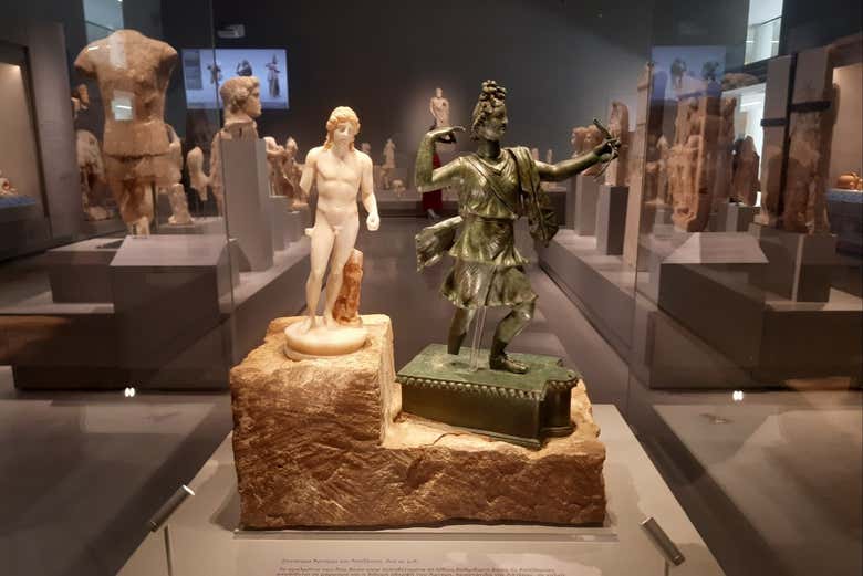 Observando las estatuas que narran la historia de Creta