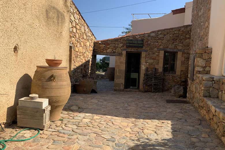Exterior de una bodega tradicional de Canea