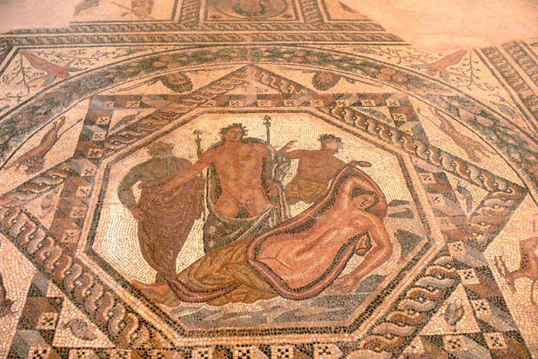 Admirando el mosaico romano del mito de Dionisio y Ariadna