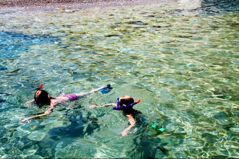 Practicando snorkel en las cristalinas aguas de Canea