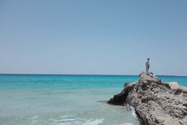 Un niño disfrutando de la excursión a Falasarna