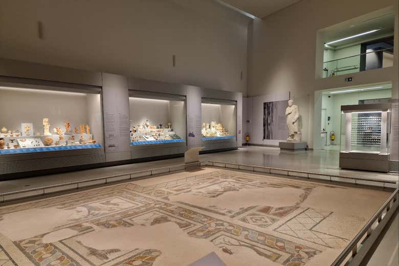 Recorriendo una de las salas de exposición del museo