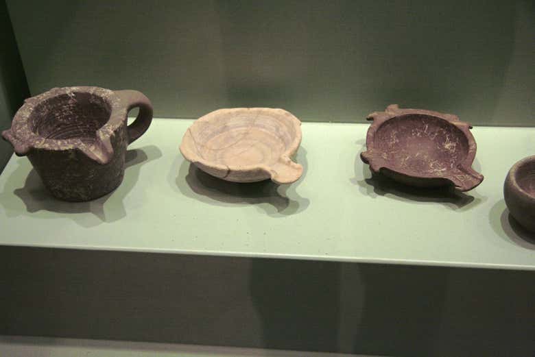 Contemplando las vasijas de piedra expuestas