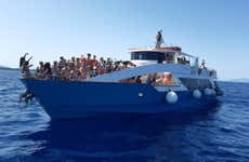 Fiesta en barco por la Laguna Azul