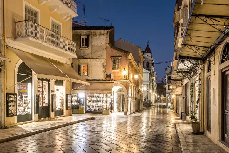 Une des rues du centre historique de Corfou de nuit