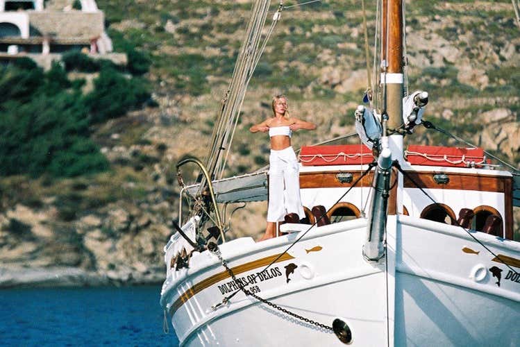 Uma mulher a bordo do veleiro em Corfu