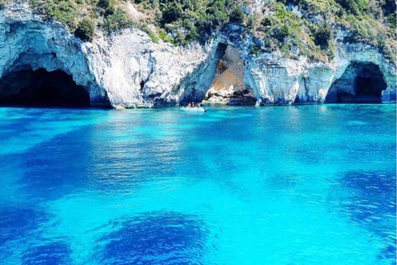 Intérieur d'une grotte bleue avec lumière naturelle