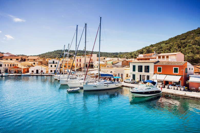 Bateaux à voile dans la ville de Gaios