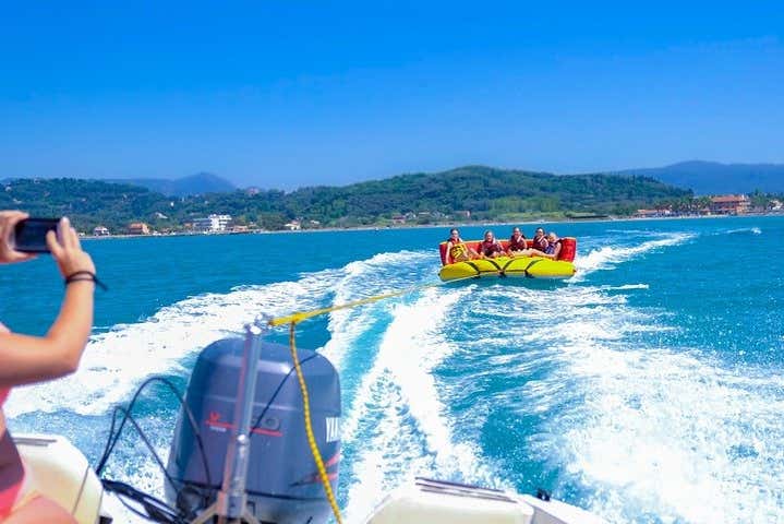 Solcando le acque cristalline di Corfù a bordo del Crazy Sofá
