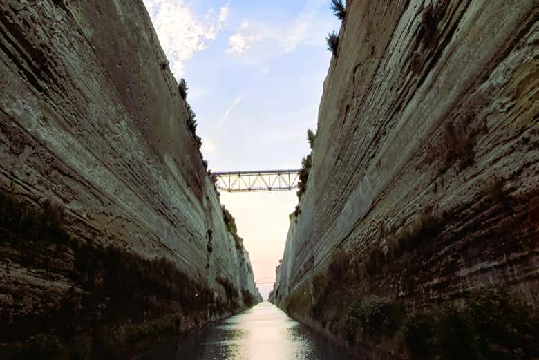 Cruzando el canal de Corinto