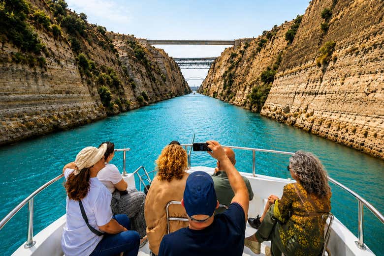 Grupo navegando por el Canal de Corinto