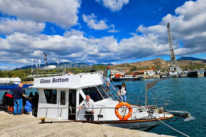 El barco en el puerto de Corinto