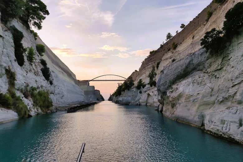 Canal de Corinto bajo la luz del atardecer