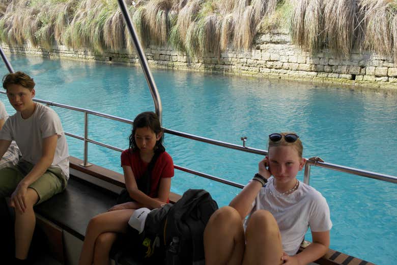El paseo en barco por el canal de Corinto será muy tranquilo