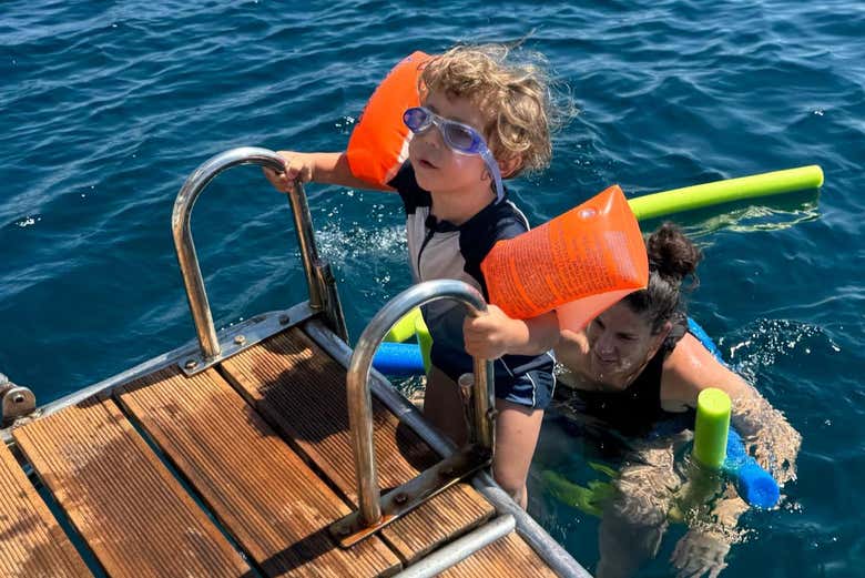 Un niño subiendo la escalera para regresar al barco