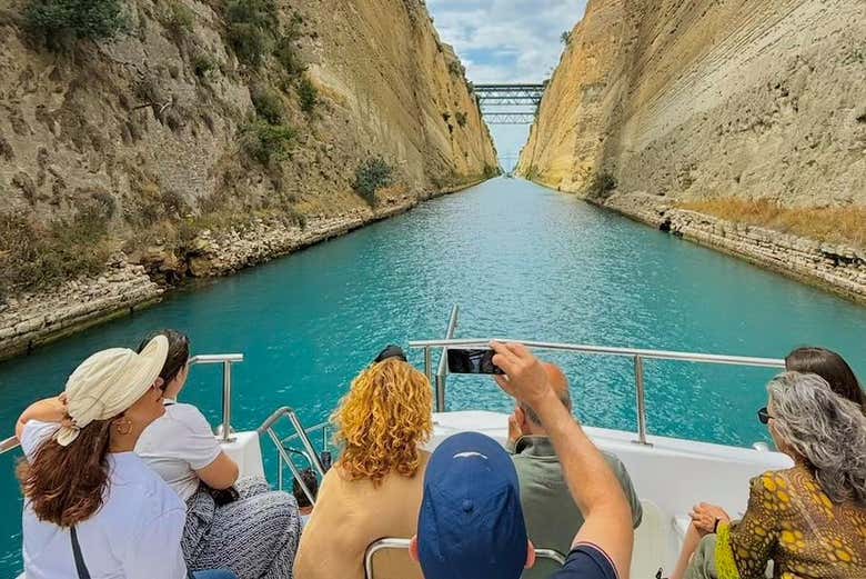Viendo la impresionante obra de ingeniería del canal de Corinto