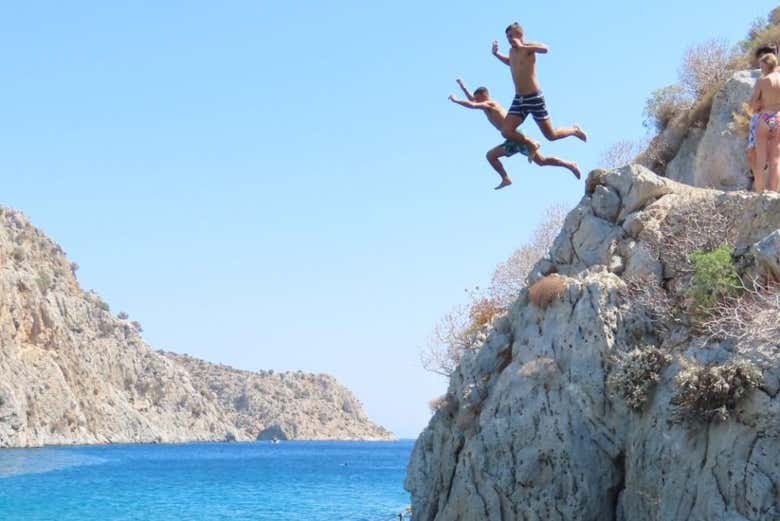 Jeunes garçons sautant d'une falaise