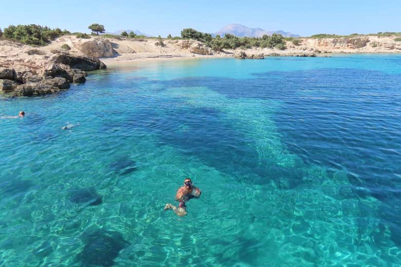 Un touriste dans les eaux cristallines